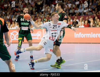 Hannover, Deutschland. 09 Sep, 2018. 09.09.2018, Niedersachsen, Hannover: Handball, Bundesliga, der TSV Hannover-Burgdorf - TSV GWD Minden, 4. Spieltag in der Swiss Life Hall: mindens Magnus Gullerud wirft Evgeni Pevnov auf das Ziel neben Hannover. Credit: Julian Stratenschulte/dpa/Alamy leben Nachrichten Stockfoto