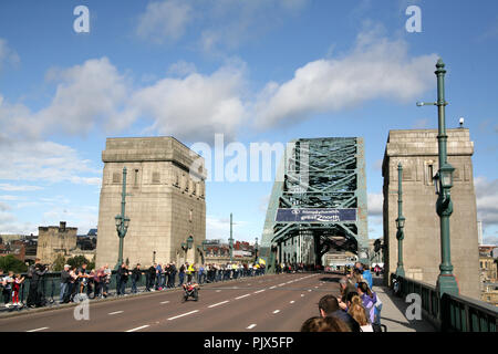 Der Great North Run 2018. Die roten Pfeile flypast über Tyne Bridge mit Läufern für die weltweit größte Halbmarathon für Läufer aller Fähigkeiten, Newcastle upon Tyne, Großbritannien September 9th, 2017. Quelle: David Whinham/Alamy Stockfoto