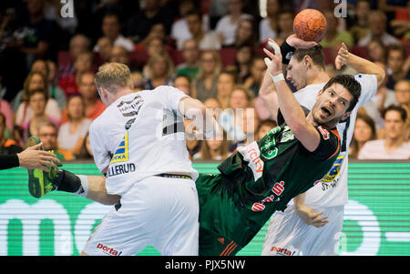 Hannover, Deutschland. 09 Sep, 2018. 09.09.2018, Niedersachsen, Hannover: Handball, Bundesliga, der TSV Hannover-Burgdorf - TSV GWD Minden, 4. Spieltag bei Swiss Life Hall: Hannovers Morton Olsen wird durch Mindens Anton Mansson gestoppt. Credit: Julian Stratenschulte/dpa/Alamy leben Nachrichten Stockfoto