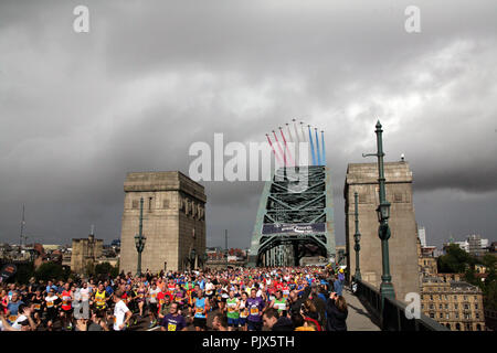 Der Great North Run 2018. Die roten Pfeile flypast über Tyne Bridge mit Läufern für die weltweit größte Halbmarathon für Läufer aller Fähigkeiten, Newcastle upon Tyne, Großbritannien September 9th, 2017. Quelle: David Whinham/Alamy Stockfoto