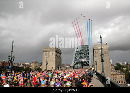 Der Great North Run 2018. Die roten Pfeile flypast über Tyne Bridge mit Läufern für die weltweit größte Halbmarathon für Läufer aller Fähigkeiten, Newcastle upon Tyne, Großbritannien September 9th, 2017. Quelle: David Whinham/Alamy Stockfoto