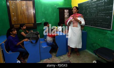 New Delhi, Indien. 8. Sep 2018. Ein Lehrer der 'Alphabetisierung Indien', eine nichtstaatliche Organisation (NGO), lehrt während einer Klasse im Studienzentrum der NRO in Neb Sarai Area in South Delhi, Indien, an Sept. 8, 2018. Indien gefeiert der 'Internationalen Tag der Alphabetisierung" am Samstag Alphabetisierung und Bildung unter den Massen zu verbreiten, die Armen, Unterdrückten und Notleidenden. Credit: Zhang Naijie/Xinhua/Alamy leben Nachrichten Stockfoto