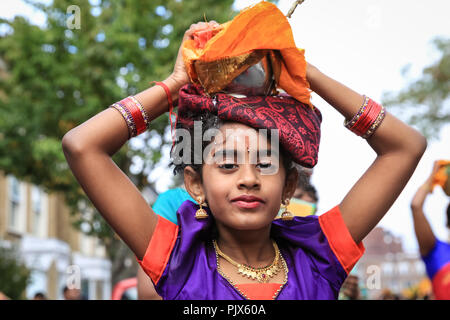 Lewisham, London, 9. September 2018. Frauen opfern den Göttern in Form von Weihrauch und tragen Behälter mit Milch. Mehrere tausend Gläubige und Besucher feiern das Tamil Chariot Festival rund um den Sivan Kovil Tempel mit einer Prozession durch das Stadtzentrum von Lewisham in London. Quelle: Imageplotter News und Sports/Alamy Live News Stockfoto