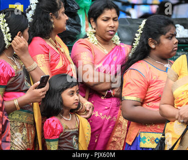 Lewisham, London, 9. September 2018. Mehrere tausend Gläubige und Besucher feiern das Tamil Chariot Festival rund um den Londoner Sivan Kovil Tempel mit einer Prozession durch das Stadtzentrum von Lewisham in London. Quelle: Imageplotter News und Sports/Alamy Live News Stockfoto