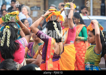 Lewisham, London, 9. September 2018. Frauen opfern den Göttern in Form von Weihrauch und tragen Behälter mit Milch. Mehrere tausend Gläubige und Besucher feiern das Tamil Chariot Festival rund um den Sivan Kovil Tempel mit einer Prozession durch das Stadtzentrum von Lewisham in London. Quelle: Imageplotter News und Sports/Alamy Live News Stockfoto