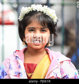 Lewisham, London, 9. September 2018. Ein kleines Mädchen lächelt, während sie die Prozession beobachtet. Mehrere tausend Gläubige und Besucher feiern das Tamil Chariot Festival rund um den Londoner Sivan Kovil Tempel mit einer Prozession durch das Stadtzentrum von Lewisham in London. Quelle: Imageplotter News und Sports/Alamy Live News Stockfoto