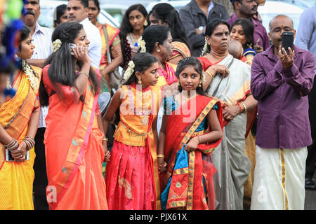 Lewisham, London, 9. September 2018. Mehrere tausend Gläubige und Besucher feiern das Tamil Chariot Festival rund um den Londoner Sivan Kovil Tempel mit einer Prozession durch das Stadtzentrum von Lewisham in London. Quelle: Imageplotter News und Sports/Alamy Live News Stockfoto