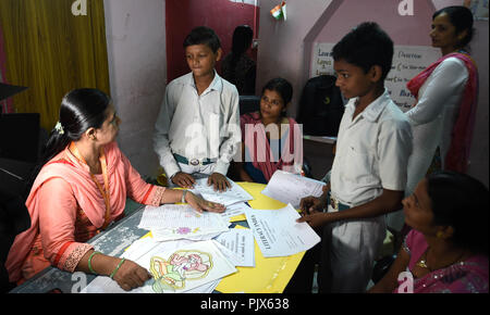 New Delhi, Indien. 8. Sep 2018. Ein Lehrer der 'Alphabetisierung Indien', eine nichtstaatliche Organisation (NGO), lehrt während einer Klasse im Studienzentrum der NRO in Neb Sarai Area in South Delhi, Indien, an Sept. 8, 2018. Indien gefeiert der 'Internationalen Tag der Alphabetisierung" am Samstag Alphabetisierung und Bildung unter den Massen zu verbreiten, die Armen, Unterdrückten und Notleidenden. Credit: Zhang Naijie/Xinhua/Alamy leben Nachrichten Stockfoto