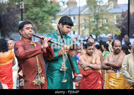 Lewisham, London, 9. September 2018. Musiker singen und spielen traditionelle Instrumente. Mehrere tausend Gläubige und Besucher feiern das Tamil Chariot Festival rund um den Londoner Sivan Kovil Tempel mit einer Prozession durch das Stadtzentrum von Lewisham in London. Quelle: Imageplotter News und Sports/Alamy Live News Stockfoto