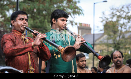 Lewisham, London, 9. September 2018. Musiker singen und spielen traditionelle Instrumente. Mehrere tausend Gläubige und Besucher feiern das Tamil Chariot Festival rund um den Londoner Sivan Kovil Tempel mit einer Prozession durch das Stadtzentrum von Lewisham in London. Quelle: Imageplotter News und Sports/Alamy Live News Stockfoto