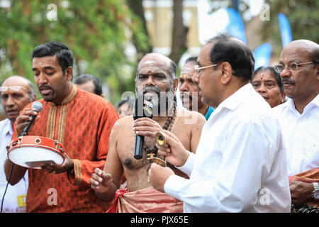 Lewisham, London, 9. September 2018. Musiker singen und spielen traditionelle Instrumente. Mehrere tausend Gläubige und Besucher feiern das Tamil Chariot Festival rund um den Londoner Sivan Kovil Tempel mit einer Prozession durch das Stadtzentrum von Lewisham in London. Quelle: Imageplotter News und Sports/Alamy Live News Stockfoto