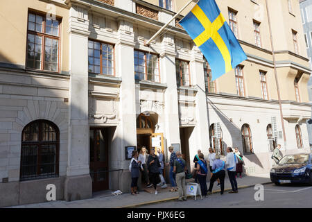 Stockholm, Schweden, 9. September, 2018. Menschen im Wahllokal während der schwedischen Parlamentswahl 2018. An diesem Tag die Mitglieder des Reichstags gewählt werden, und die regionalen und kommunalen Wahlen sind noch am gleichen Tag Kredit: StockphotoVideo/Alamy Leben Nachrichten gehalten Stockfoto