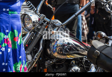 Brighton, UK. 9. September 2018. Tausende Biker und Rocker genießen Sie die jährlichen Ace Cafe Reunion Brighton Burn up und Fahrt mit der Wippe Veranstaltung an einem heißen sonnigen Tag an der Südküste. Jedes Jahr tausende Biker Fahrt von der berühmten Ace Cafe in London nach Madeira fahren Sie auf der Strandpromenade entfernt, wo Sie einen Tag der Musik und Nostalgie Kredit genießen: Simon Dack/Alamy leben Nachrichten Stockfoto