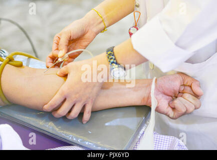 Blut spende, Bluttransfusion, prüfen angegeben, das Fasten, die medizinische Versorgung im Krankenhaus Stockfoto