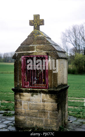 Eine Kapelle in den Feldern rund um Geraardsbergen (Belgien, 13/04/2008) Stockfoto