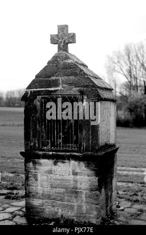 Eine Kapelle in den Feldern rund um Geraardsbergen (Belgien, 13/04/2008) Stockfoto