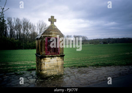 Eine Kapelle in den Feldern rund um Geraardsbergen (Belgien, 13/04/2008) Stockfoto