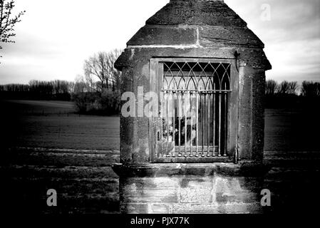 Eine Kapelle in den Feldern rund um Geraardsbergen (Belgien, 13/04/2008) Stockfoto