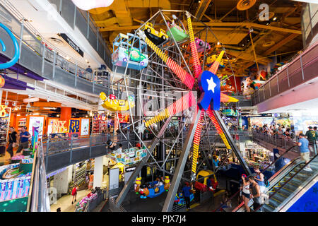 New York City. Der Toys R Us Flagship Store am Times Square, mit seiner Unterschrift indoor Riesenrad Stockfoto