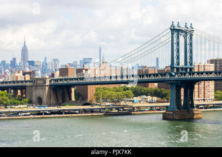 New York City. Die Manhattan Bridge, eine Hängebrücke, überquert den East River Verbinden der unteren Manhattan mit Downtown Brooklyn, von Broo gesehen Stockfoto