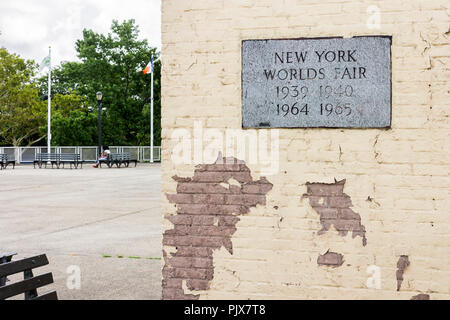 New York City. Commemorative Zeichen von 1939-40 und 1964-65 in New York World's Fairs in Flushing Meadows Corona Park Stockfoto