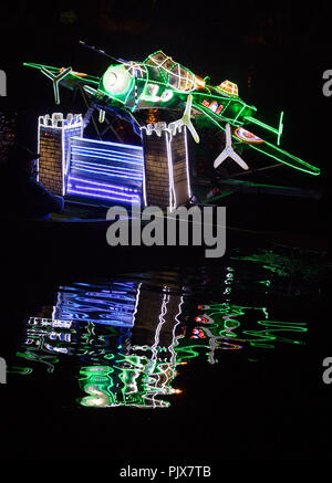 Die Teilnehmer nehmen an Matlock Bath Illuminationen, eine Parade beleuchtete und dekorierte Boote auf dem Fluss Derwent, Derbyshire. Stockfoto