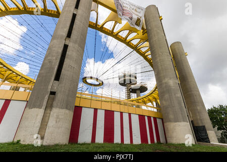 New York City. Der Staat New York Pavillon, Pavillon ist eine historische Welt in Flushing Meadows Corona Park in Flushing, Queens, mit seinem Wahrzeichen obse Stockfoto