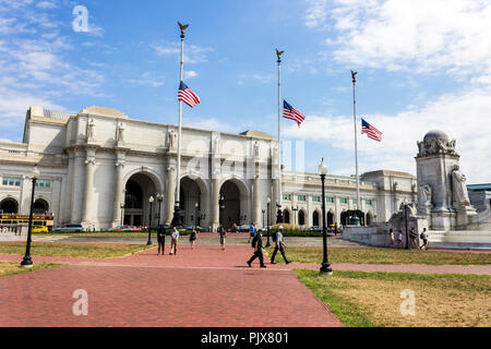 Washington, D.C., die Washington Union Station, einen großen Bahnhof, Verkehrsknotenpunkt und Reiseziel, mit der Columbus Memorial Fountain Stockfoto