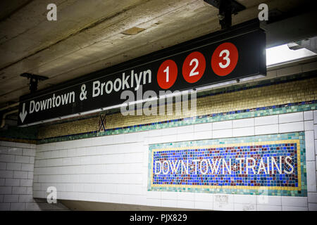 New York City. Eingang zu einem U-Bahnhof, mit Anweisungen für die Linien 1, 2 und 3 für Downtown und Brooklyn gebunden Stockfoto