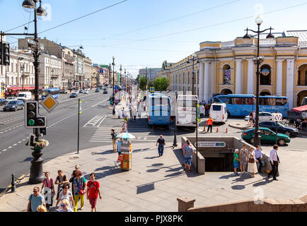 St. Petersburg, Russland - 10 August, 2018: Blick auf dem Newski Prospekt und der U-Bahn station Gostiny Dvor in St. Petersburg, Russland Stockfoto