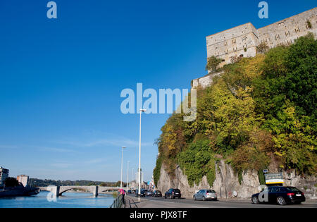 Panoramablick über die wallonischen Gemeinde Huy an der Maas (Belgien, 29/09/2011) Stockfoto