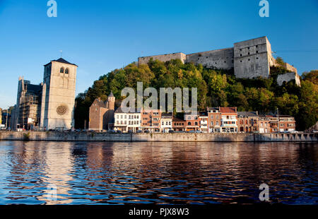 Panoramablick über die wallonischen Gemeinde Huy an der Maas (Belgien, 29/09/2011) Stockfoto