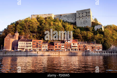 Panoramablick über die wallonischen Gemeinde Huy an der Maas (Belgien, 29/09/2011) Stockfoto