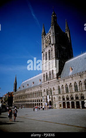 Der gotische Stil Tuchhallen' Lakenhall" in Ieper (Belgien, 11.05.2008) Stockfoto