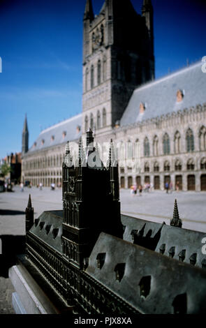 Der gotische Stil Tuchhallen' Lakenhall" in Ieper (Belgien, 11.05.2008) Stockfoto