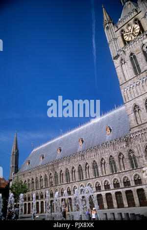 Der gotische Stil Tuchhallen' Lakenhall" in Ieper (Belgien, 11.05.2008) Stockfoto