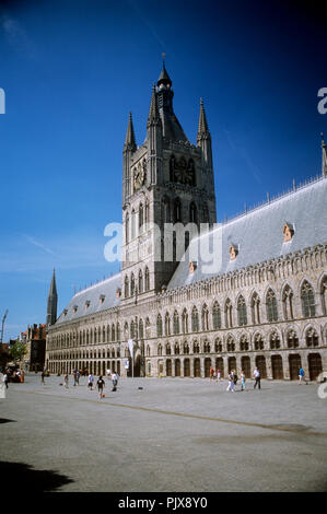 Der gotische Stil Tuchhallen' Lakenhall" in Ieper (Belgien, 11.05.2008) Stockfoto