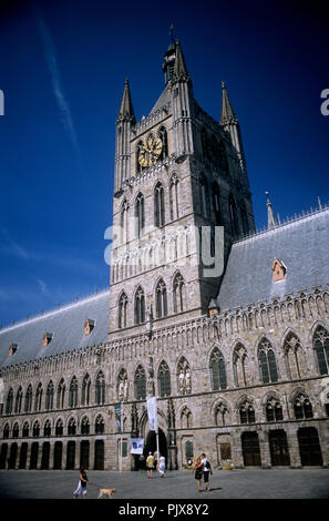 Der gotische Stil Tuchhallen' Lakenhall" in Ieper (Belgien, 11.05.2008) Stockfoto