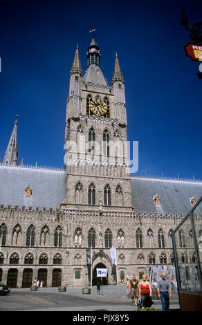 Der gotische Stil Tuchhallen' Lakenhall" in Ieper (Belgien, 11.05.2008) Stockfoto