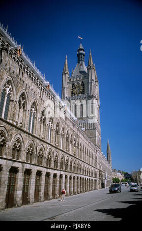 Der gotische Stil Tuchhallen' Lakenhall" in Ieper (Belgien, 11.05.2008) Stockfoto