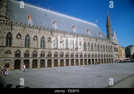 Der gotische Stil Tuchhallen' Lakenhall" in Ieper (Belgien, 11.05.2008) Stockfoto