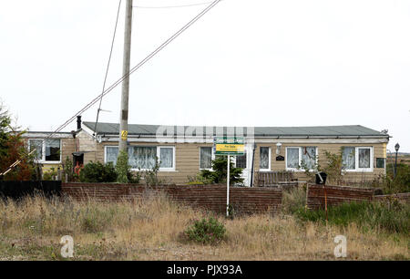 STANDALONE BLICK auf das Sleepers Cottage auf dem berühmten Dungeness Estate in Kent, das derzeit in der Gegend um £250,000 in der als Großbritanniens einzige Wüste und in der Nähe des Atomkraftwerks Dungeness beschriebenen Gegend zum Verkauf steht. Stockfoto