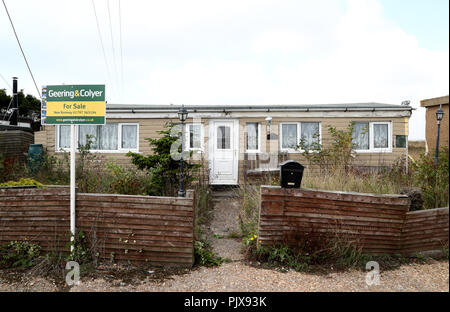 STANDALONE BLICK auf das Sleepers Cottage auf dem berühmten Dungeness Estate in Kent, das derzeit in der Gegend um £250,000 in der als Großbritanniens einzige Wüste und in der Nähe des Atomkraftwerks Dungeness beschriebenen Gegend zum Verkauf steht. Stockfoto