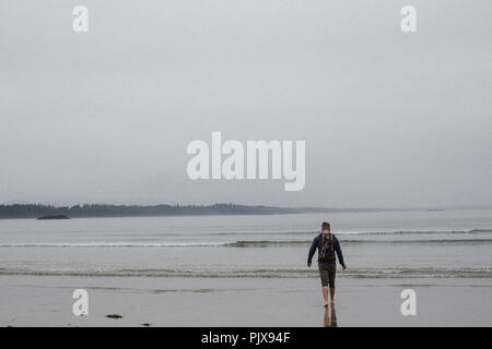 Mann am Strand, Tofino, Kanada Stockfoto