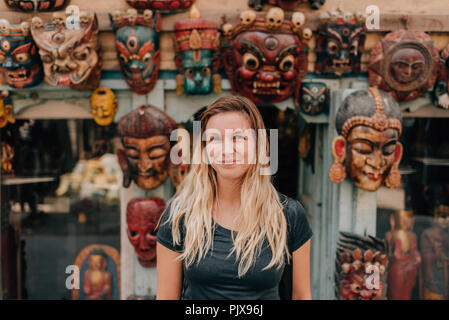 Frau vor der Masken, Kathmandu, Nepal Stockfoto