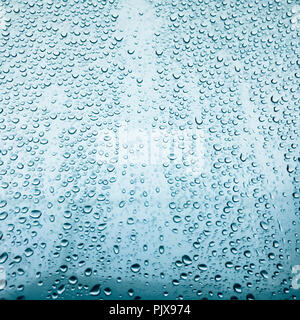 Wassertropfen auf der Glasscheibe Stockfoto