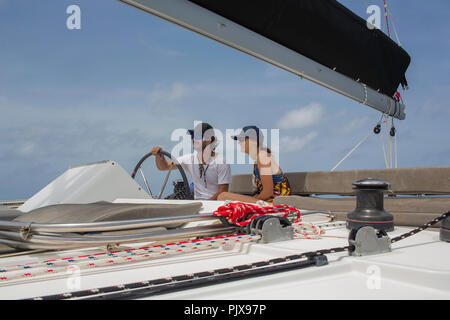 Mann und Frau auf Segelboot, Britische Jungferninseln Stockfoto