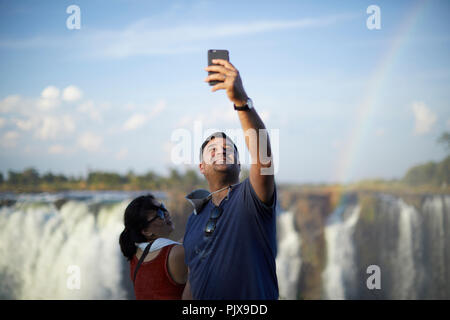 Touristen nehmen selfie, Victoria Falls, Simbabwe Stockfoto