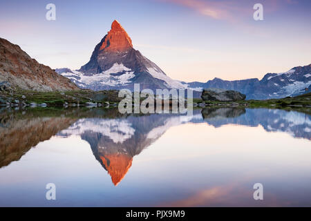 Matterhorn und Reflexion auf der Wasseroberfläche bei Sonnenaufgang. Wunderschöne natürliche Landschaft in der Schweiz Stockfoto