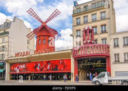 Paris, Frankreich, 12. Juni 2015: Moulin Rouge, ein Kabarett in Paris, die von der roten Mühle auf dem Dach gekennzeichnet. Stockfoto